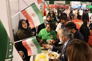 غرفه ایران در «بازار دیپلماتیک» کراچی جلوه‌گاه صنایع دستی و هنر فرش ایرانی بود